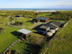  Kiwi Cabin and Homestay at Koru with hot tub  Рунанга